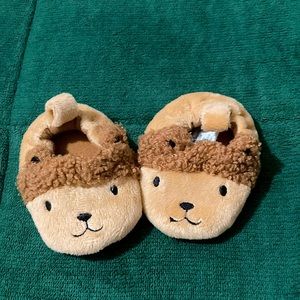 Selling these cute lion newborn slippers in the color of  light brown